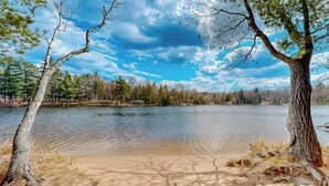 Une vue sur le lac, avec des arbres et un ciel dégagé.