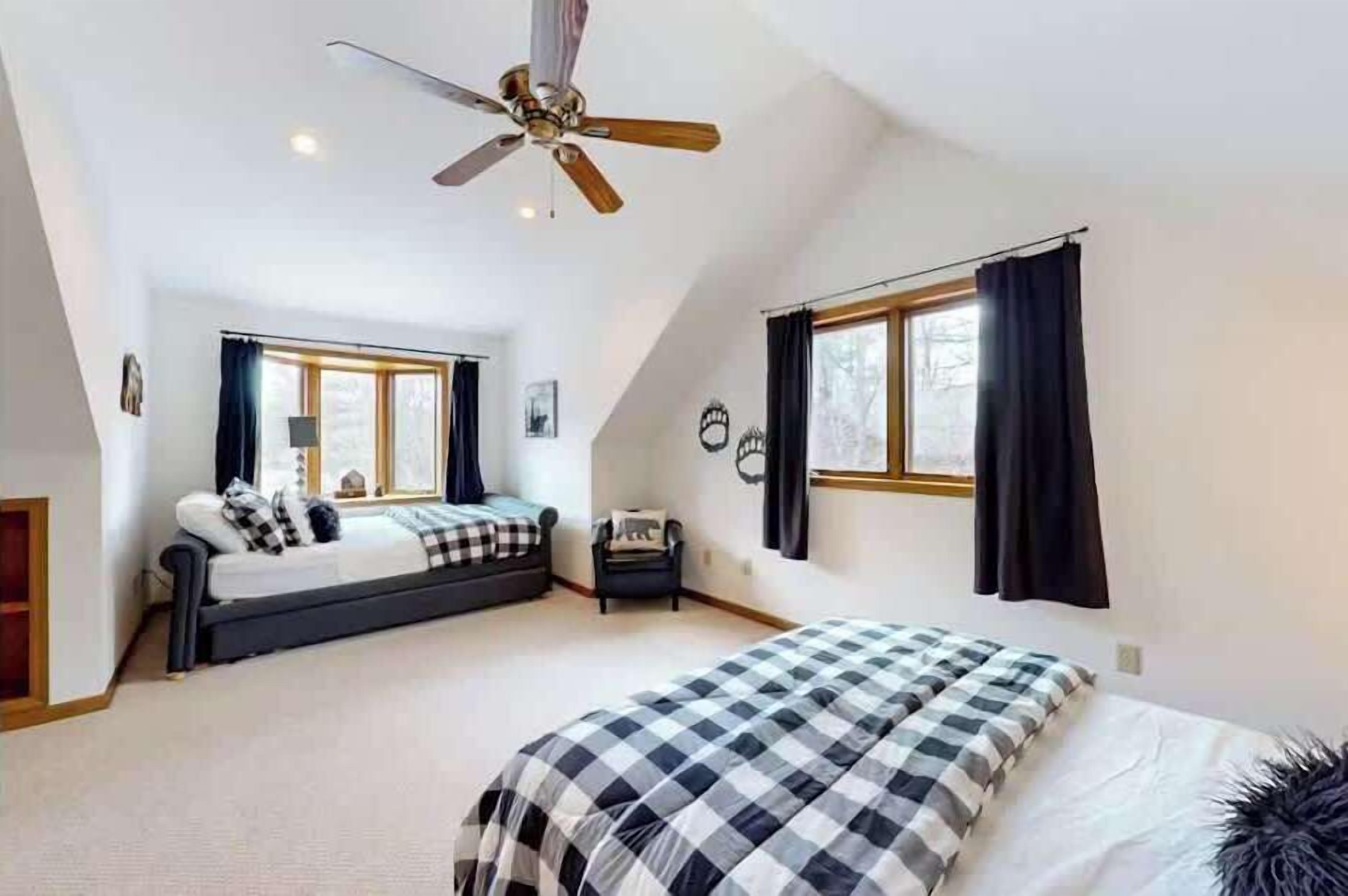 5 chambres, bureau, fer et planche à repasser, lit parapluie