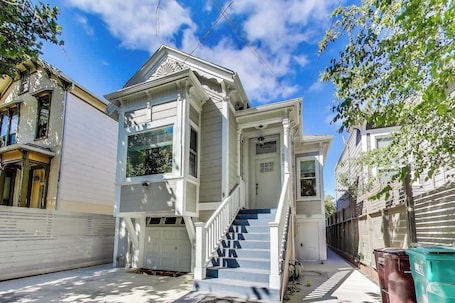 Exterior. OAK -14th-West - cozy 2BR wd