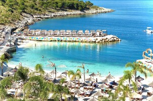 Playa privada y arena blanca