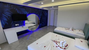 Quadrupla Deluxe, balcone, vista mare | Biancheria da letto di alta qualità, minibar, una cassaforte in camera