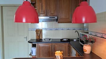 Refrigerador con freezer, microondas, placa de cocina