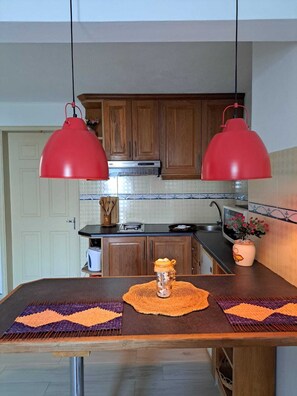 Studio Standar, balkon, pemandangan kolam renang | Dapur kecil pribadi | Lemari es besar, microwave, kompor, dan peralatan masak/sendok-piring