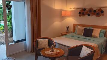 Studio – standard, terrasse, bassengutsikt | Safe på rommet, skrivebord, skrivebord for bærbar PC og lydisolert