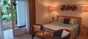 Studio Tiêu chuẩn, sân hiên, quang cảnh hồ bơi | Két bảo mật tại phòng, bàn, khu vực làm việc phù hợp cho laptop 