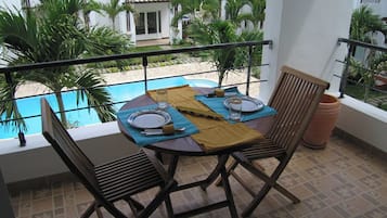 Estudio estándar, balcón, vista a la alberca | Balcón