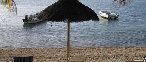 Ranta lähistöllä, valkoista hiekkaa