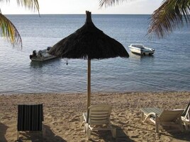 Una playa cerca, arena blanca