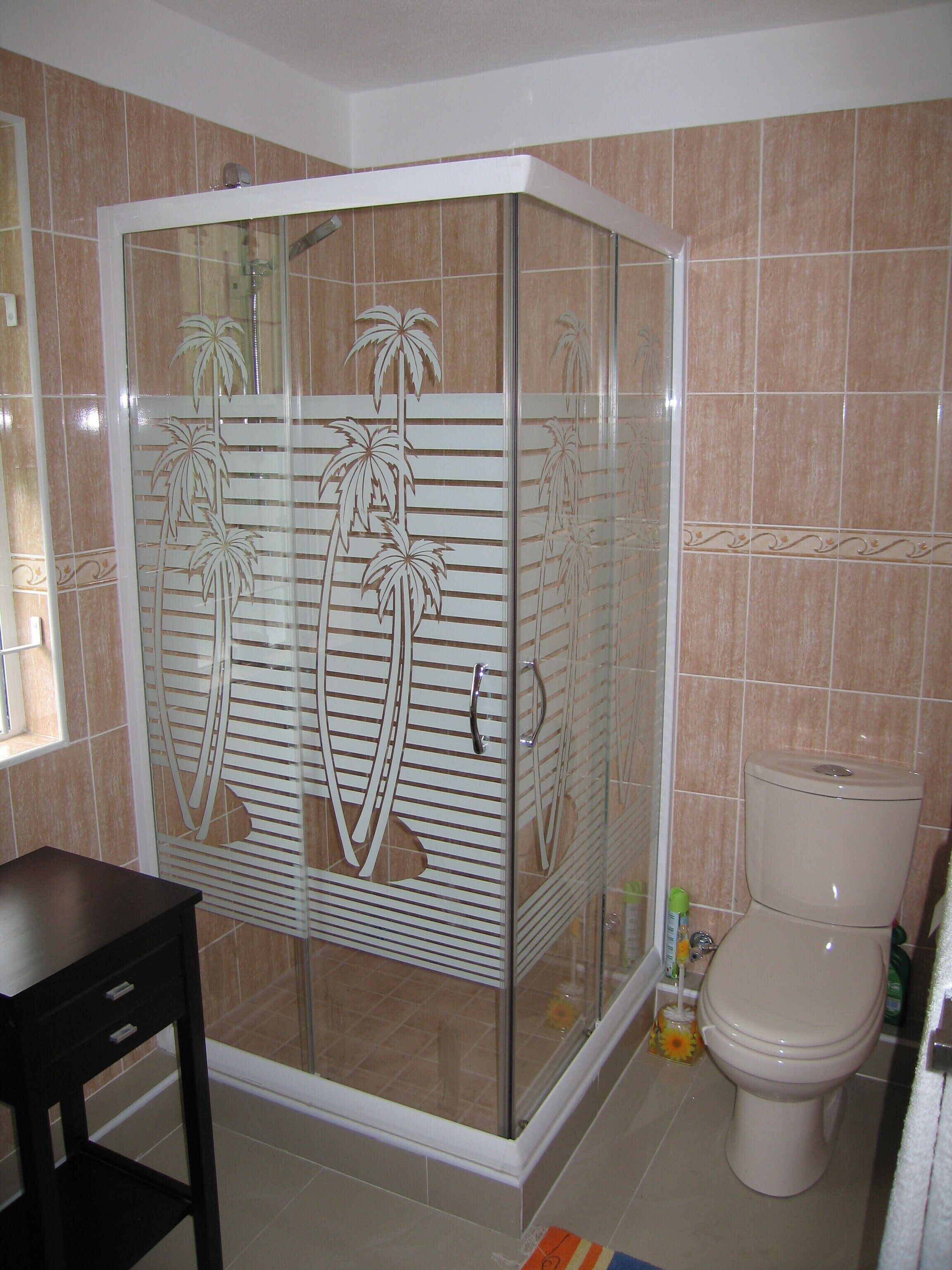 Studio Standard, balcon, vue piscine | Douche de la salle de bain