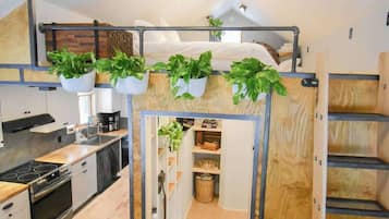 Een koelkast, een magnetron, een oven, een kookplaat