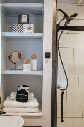 Dusche, Haartrockner, Shampoo