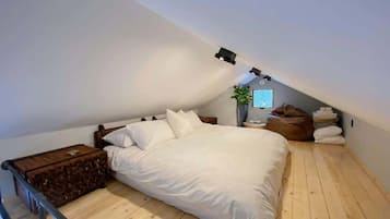 2 bedrooms, travel cot, WiFi, bed sheets