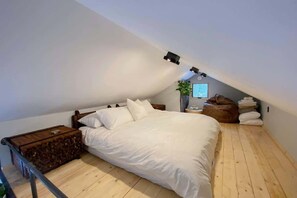 2 bedrooms, travel crib, WiFi, bed sheets