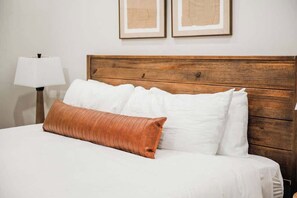 3 室のベッドルーム、デスク、旅行用ベビーベッド、WiFi (無料)