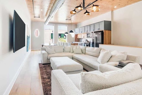 Luxury TC Loft+ Rooftop + Hot tub