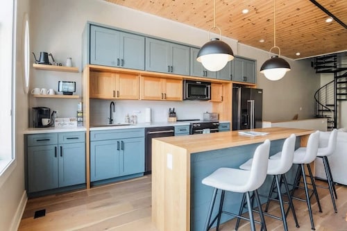 Luxury TC Loft+ Rooftop + Hot tub