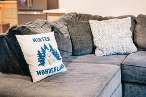 TV - ModCabin Escape - Ski In/Out +Heated pool Avail! (Boyne Falls)