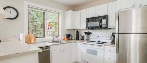 Kylskåp, mikrovågsugn, ugn och spishäll