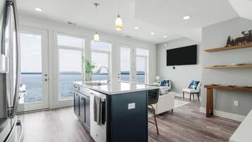 Een magnetron, een oven, een kookplaat, een vaatwasser