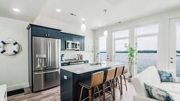 Geladeira, micro-ondas, fogão, cooktop