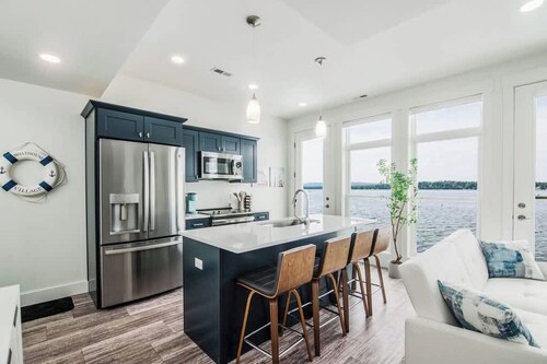 Lakeside Haven Escape W/ hot tub + Kayaks!