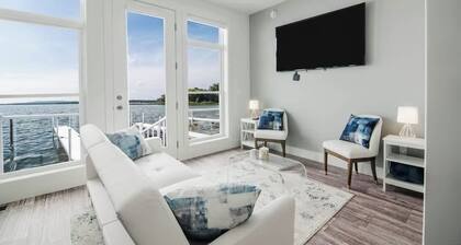 Lakeside Haven Escape W/ hot tub + Kayaks!