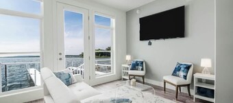 Lakeside Haven Escape W/ hot tub + Kayaks!