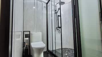 Douche, sĂšche-cheveux, serviettes fournies, savon