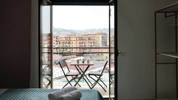 Room with green bed | Balkon