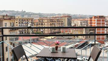 Room with blue bed | Tende oscuranti, insonorizzazione, Wi-Fi gratuito