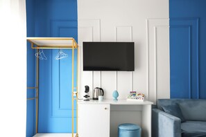 Room with blue bed | Cortinas blackout, quartos à prova de som, Wi-Fi de cortesia