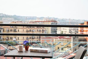 Room with pink bed | Balcone