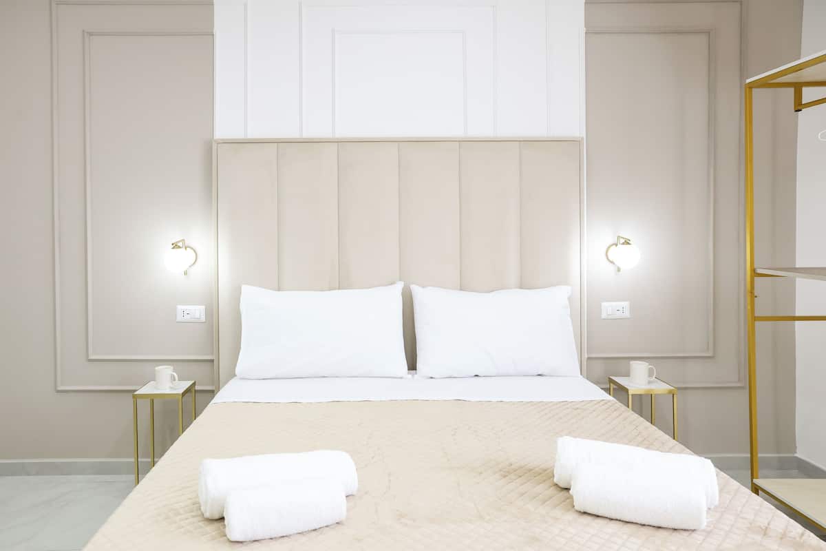 Room with beige bed | Langsir/tirai gelap terus, kalis bunyi, Wi-fi percuma