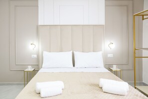 Room with beige bed | Tende oscuranti, insonorizzazione, Wi-Fi gratuito