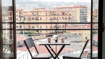 Room with green bed | Balcone