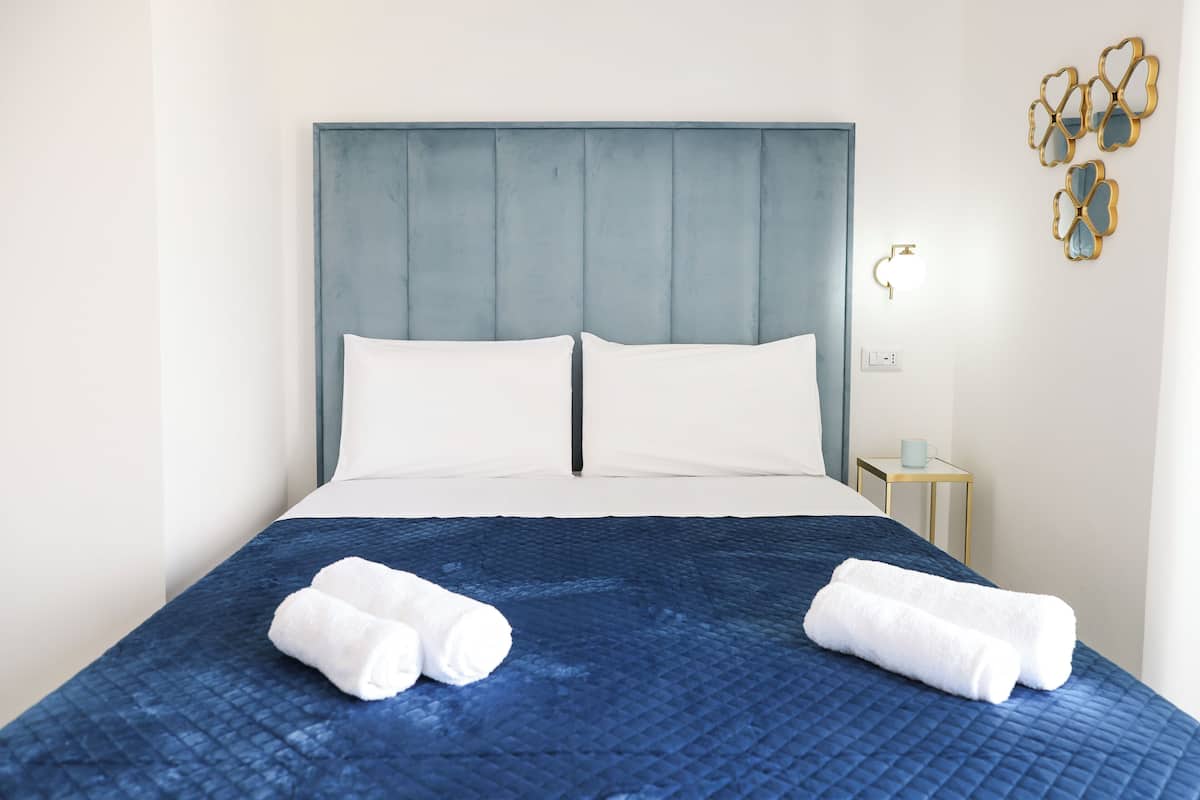 Room with blue bed | Langsir/tirai gelap terus, kalis bunyi, Wi-fi percuma