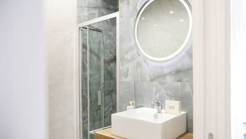 Room with blue bed | Blendingsgardiner, lydisolert og wi-fi (inkludert)