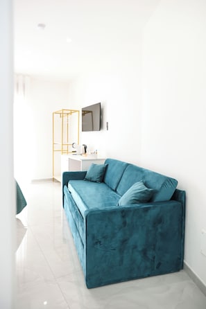 Room with green bed | Blackout drapes, soundproofing, free WiFi - Gresy Boutique Apartment  (Naples)