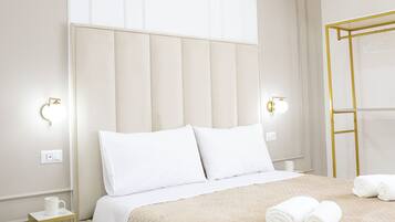 Room with beige bed | Tende oscuranti, insonorizzazione, Wi-Fi gratuito