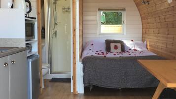 1 bedroom, travel crib, bed sheets