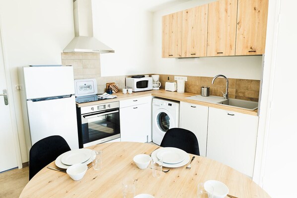 Micro-ondes, four, plaque de cuisson, lave-vaisselle