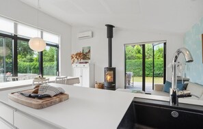 TV, fireplace - 3 bedroom stunning home in Børkop (Børkop)