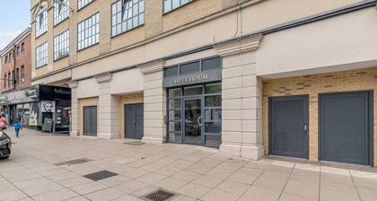 Stylish 2-bed flat in central Norwich with original artwork by a local artist. Bright, spacious, and fully equipped with two bathrooms.