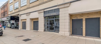 Stylish 2-bed flat in central Norwich with original artwork by a local artist. Bright, spacious, and fully equipped with two bathrooms.