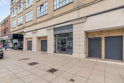 Stylish 2-bed flat in central Norwich with original artwork by a local artist. Bright, spacious, and fully equipped with two bathrooms.