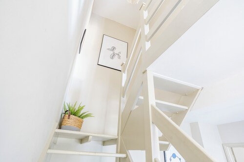 1BR Corner Home | Free Parking | Golden Triangle