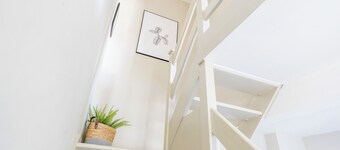 1BR Corner Home | Free Parking | Golden Triangle