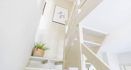 1BR Corner Home | Free Parking | Golden Triangle