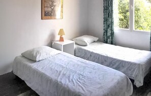 1 bedroom, travel cot, free WiFi