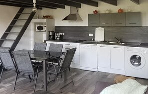 Kylskåp, diskmaskin och kaffe- och tebryggare